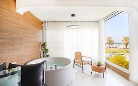 צימר75 על הים גקוזי ומרפסת Oceanfront BeachHouse W Jacuzzi&Porch